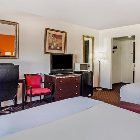 Oyo Townhouse Dodge City Ks ภายนอก รูปภาพ