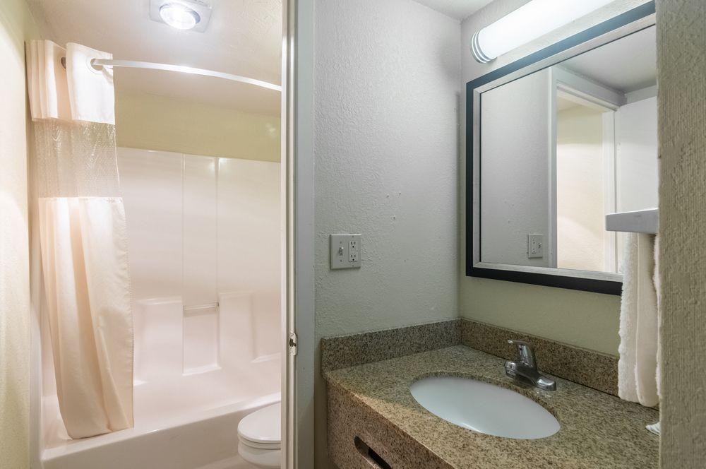 Oyo Townhouse Dodge City Ks ภายนอก รูปภาพ