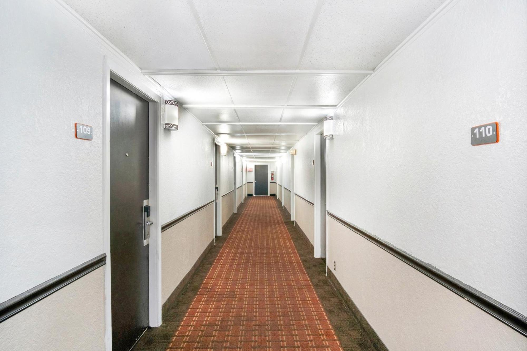 Oyo Townhouse Dodge City Ks ภายนอก รูปภาพ