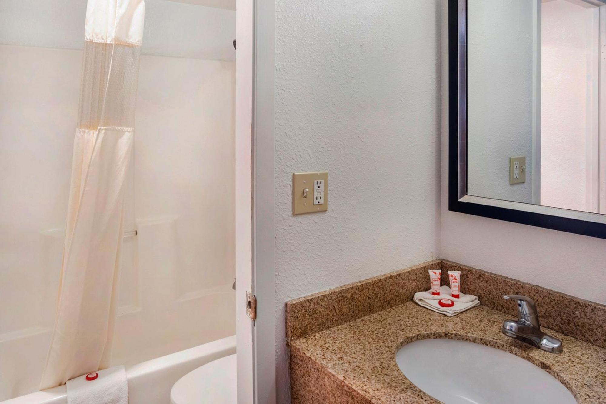 Oyo Townhouse Dodge City Ks ภายนอก รูปภาพ