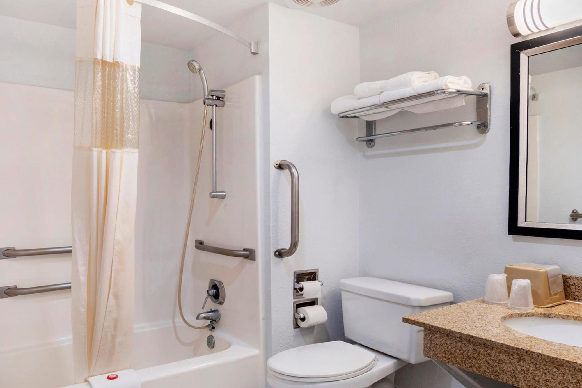 Oyo Townhouse Dodge City Ks ภายนอก รูปภาพ