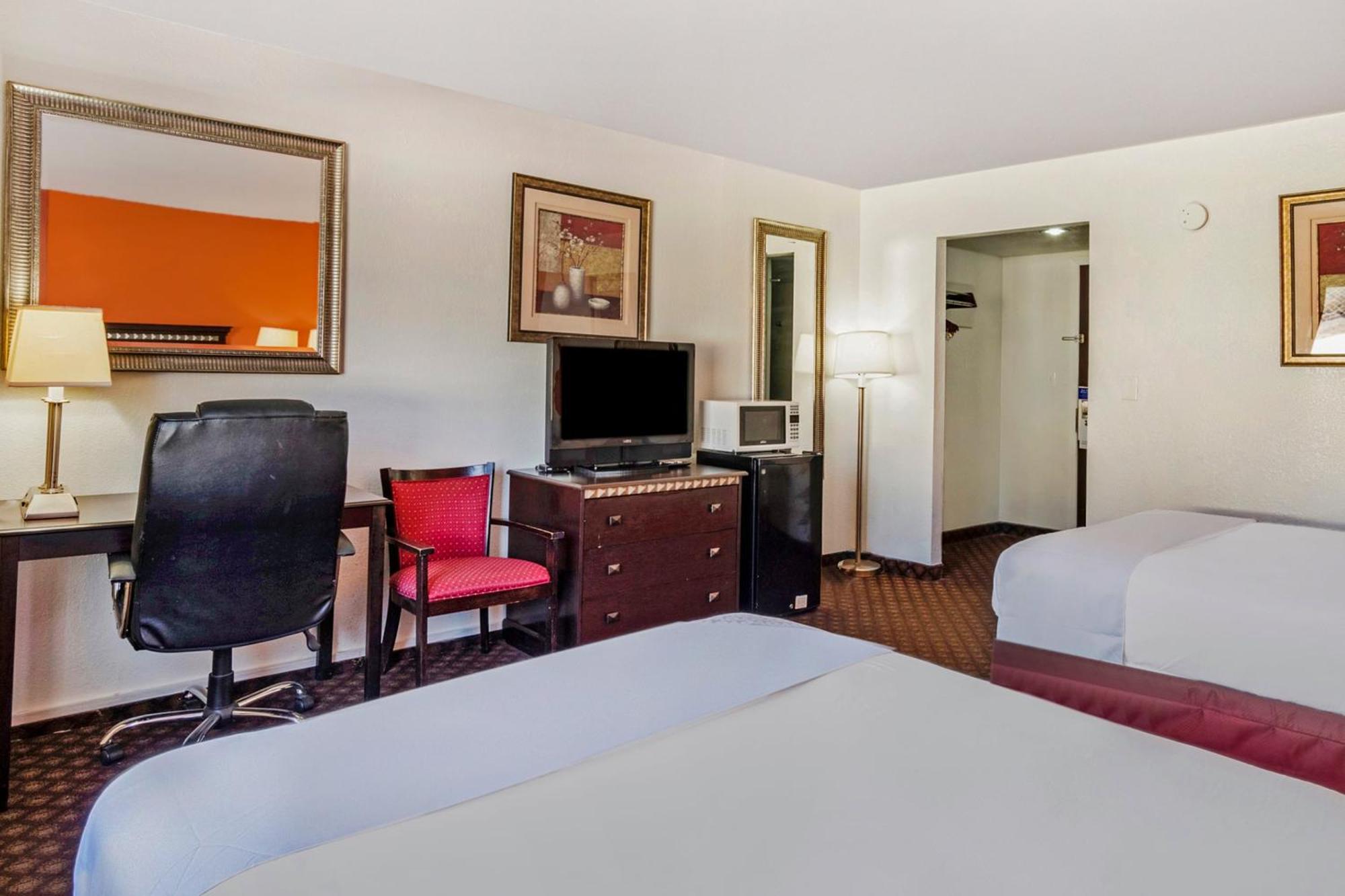 Oyo Townhouse Dodge City Ks ภายนอก รูปภาพ