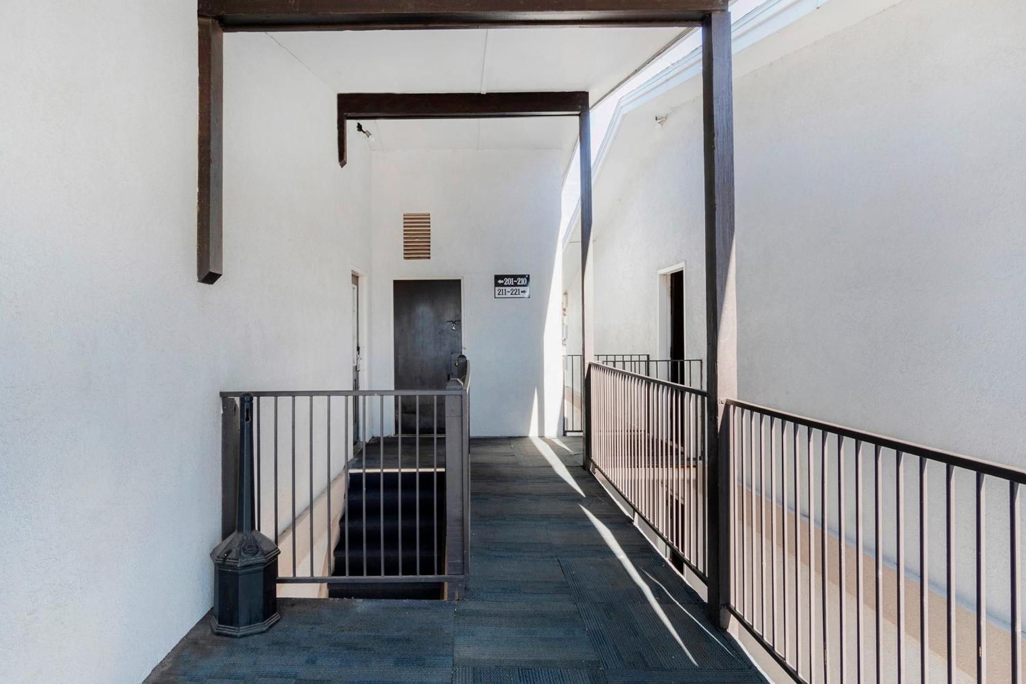 Oyo Townhouse Dodge City Ks ภายนอก รูปภาพ