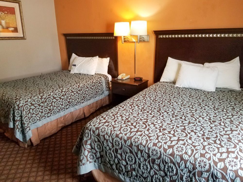Oyo Townhouse Dodge City Ks ภายนอก รูปภาพ